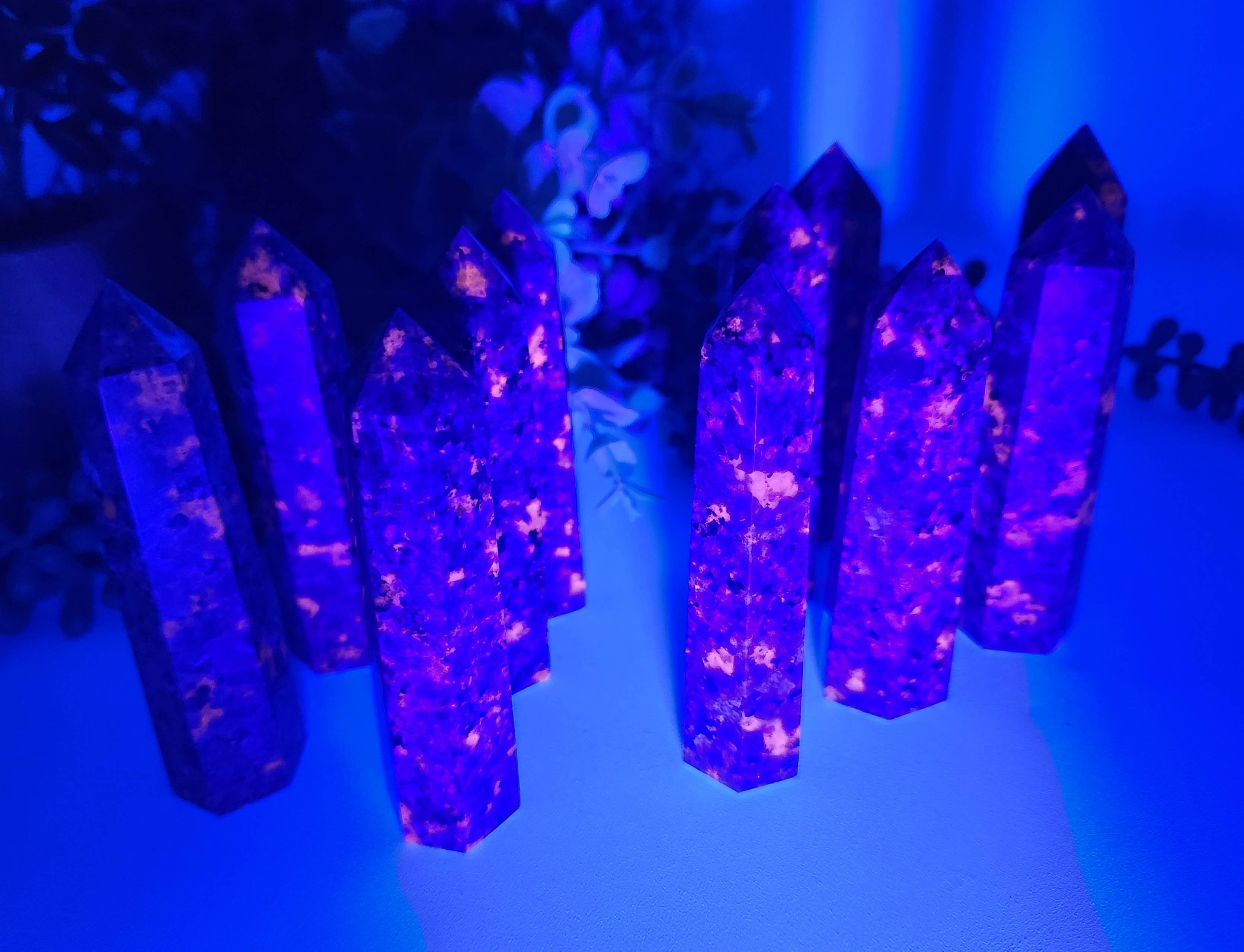 Yooperlite -UV Reactive Tower (Approx. 8.5-9cm) AAA Quality