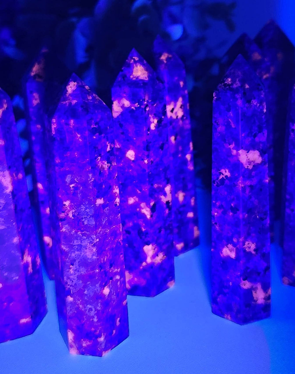 Yooperlite -UV Reactive Tower (Approx. 8.5-9cm) AAA Quality